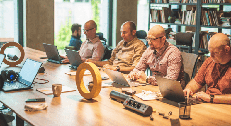 Jak wygląda proces tworzenia oprogramowania i dlaczego tyle to trwa